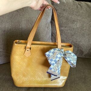 Louis Vuitton Vernis Houston in a golden yellow with color transfer, free twilly